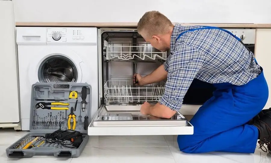 Çankaya Hotpoint servisi teknisyen ekibi beyaz eşya tamiri yaparken